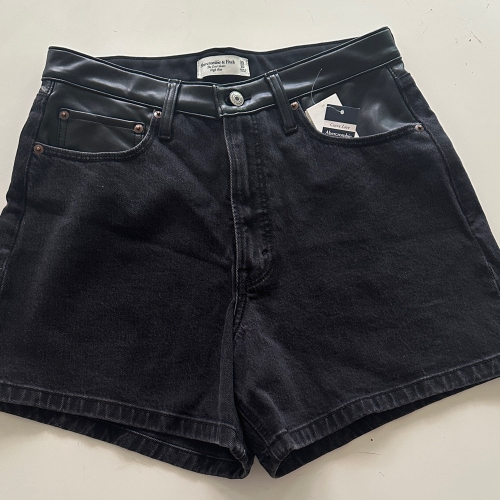 NWT. Abercrombie & Fitch “Dad Short”Black Jean Shorts.